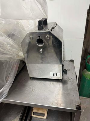 une machine posée sur une table dans une pièce