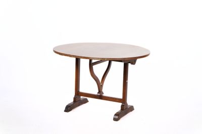 une image représentant une petite table avec un piètement en bois