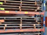 les palettes sont empilées les unes sur les autres dans l'entrepôt