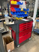 1 servante d'outillage avec visseuse, perceuse