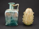 deux vases en verre posés l'un à côté de l'autre sur une table