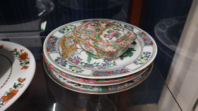 CHINE (moderne): porte savon Canton (recollé) ; 3 assiettes décor...