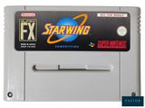 un gros plan d'une cartouche de jeu Nintendo Fax portant le logo Starwing