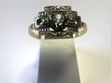 une image d'une bague en diamant sur une surface blanche