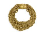 gros plan d'un bracelet en chaîne en or sur fond blanc