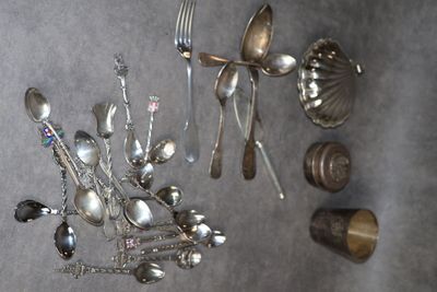 des cuillères, des fourchettes et des cuillères-cuillères en argent disposées sur une table