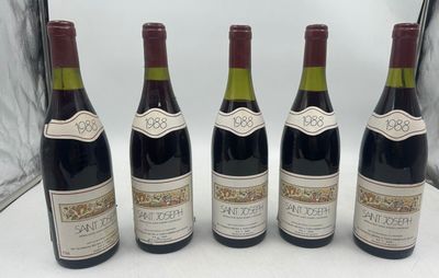 quatre bouteilles de vin sont alignées sur une table