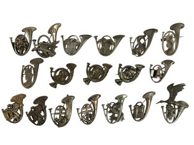 Il y a de nombreux types d'instruments de musique différents sur cette image