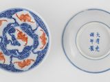 deux assiettes bleues et blanches ornées de motifs orange sur fond blanc