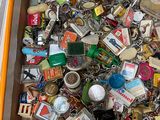 une boîte remplie d'un assortiment de porte-clés et d'autres objets