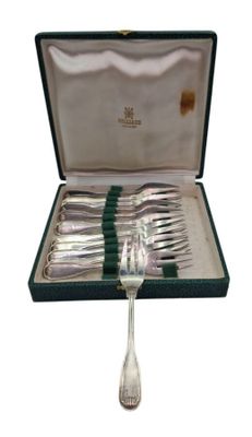 des couverts dans un coffret muni de poignées vertes