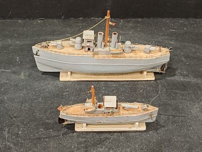deux maquettes de bateau exposées sur une table