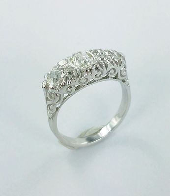 gros plan d'une bague en diamant sur une surface blanche