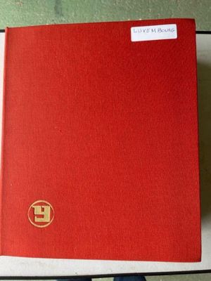 un livre rouge posé sur une table