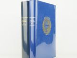 Le livre est bleu et porte un emblème doré.