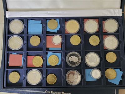 une image représentant une boîte remplie de pièces posée sur une table