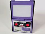 une image représentant une console de jeux Nintendo violette posée sur une surface blanche