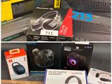 de nombreux modèles de casques exposés dans un magasin