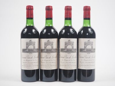 trois bouteilles de vin rouge posées l'une à côté de l'autre sur une surface blanche