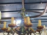 un lustre suspendu au plafond