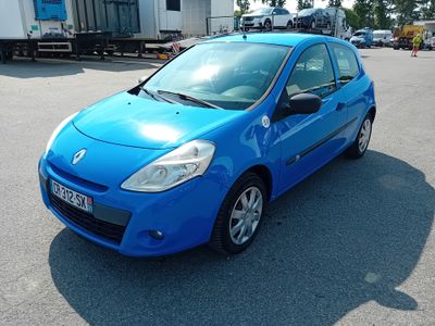 La petite voiture bleue est garée sur le parking.