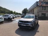 un SUV argenté garé devant un immeuble, sur un parking