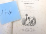 un livre sur lequel figure l'image d'un chien et une note