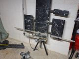 une boîte à outils posée par terre dans un garage