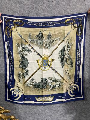 HERMES, "Vautray - du - Roy" Grand foulard carré en soie pei…