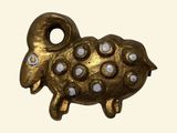 un petit mouton doré avec des taches blanches sur le museau