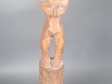 une image représentant une sculpture en bois d'un homme tenant un bébé dans ses bras