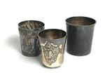 trois tasses posées les unes à côté des autres sur une surface blanche
