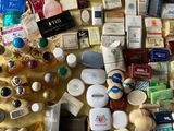 de nombreux types de produits de soins de la peau disposés sur une table