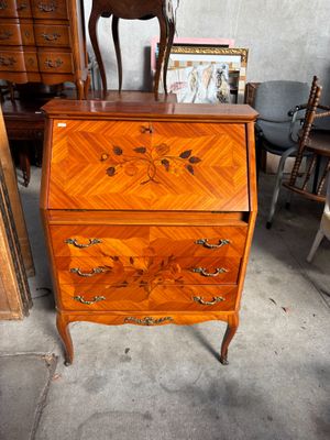 une commode en bois surmontée d'un tiroir