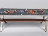 une table sur laquelle est posée une carte du monde