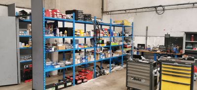 un garage avec de nombreux outils sur les étagères