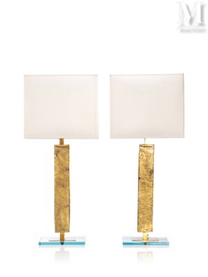 une paire de lampes de table en laiton et en verre, avec un abat-jour blanc