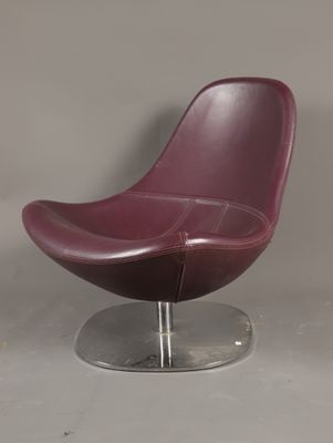 fauteuil « œuf » en cuir violet avec piètement chromé et repose-pieds, en excellent état