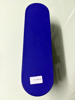 un gros plan d'une mallette bleue posée sur une table blanche