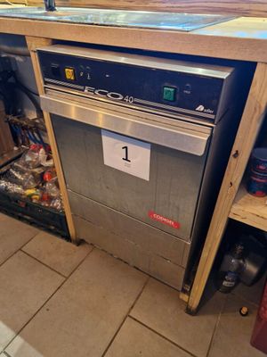 une image d'une cuisine avec un lave-vaisselle et une cuisinière