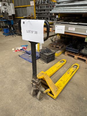une étiquette apposée sur une palette dans un entrepôt, sur laquelle on peut lire « lot ' n ' s 38 »