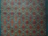 un tapis bleu et rouge avec un motif dessus