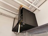 un téléviseur posé sur un meuble