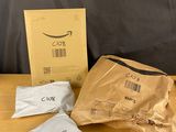 un sac de nourriture posé sur une table à côté d'un sac de nourriture