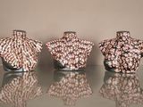 trois vases posés sur une table en verre