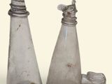 deux bouteilles posées l'une à côté de l'autre sur une table