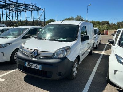plusieurs voitures garées les unes à côté des autres dans un parking