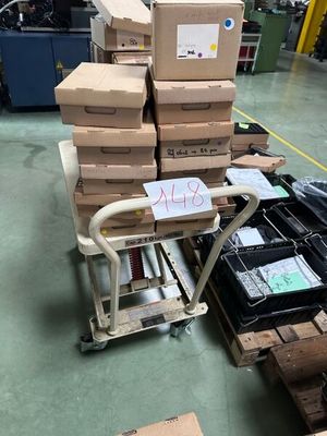 un chariot chargé de nombreuses caisses dans un entrepôt