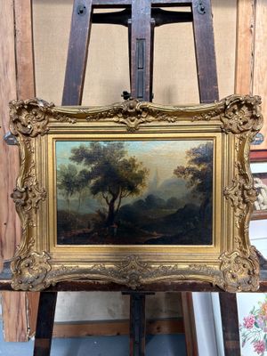 tableau posé sur un chevalet dans une pièce où se trouve une croix
