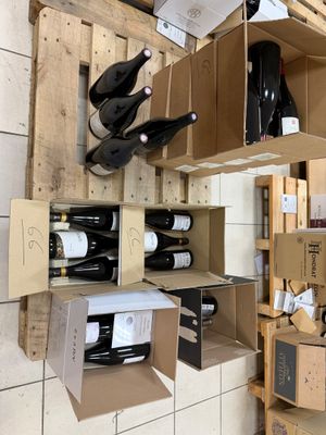 de nombreuses bouteilles de vin sur les étagères du magasin